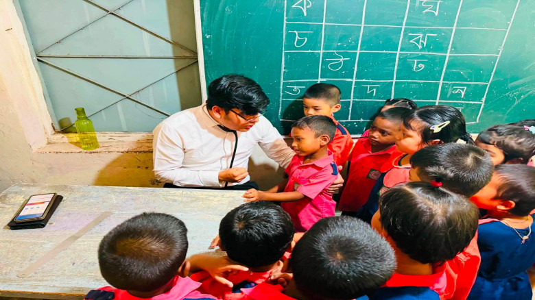 মহেশখালীতে প্রাথমিক বিদ্যালয়ের শ্রেণিকক্ষ পরিদর্শন ও শিক্ষার্থীদের স্বাস্থ্যসেবা প্রদান