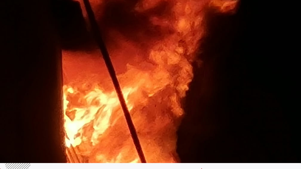 চকবাজারে প্রচণ্ড আগুন: সরু গলি ও পানির সংকটে ফায়ার সার্ভিসের চরম সংকট