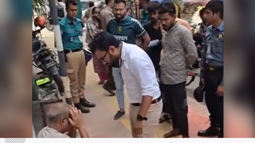 ঢাকার ফুটপাতে মারধরের ঘটনায় যুবক আটক, দাঁড়িয়ে থাকা পুলিশ সদস্য প্রত্যাহার
