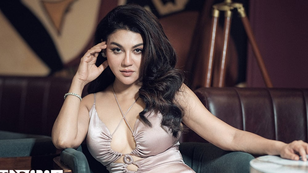 স্যাটিন ম্যাক্সি গাউনে বোল্ড লুকে জয়া আহসান, হল্টার নেক আর কাটআউটেই বাজিমাত