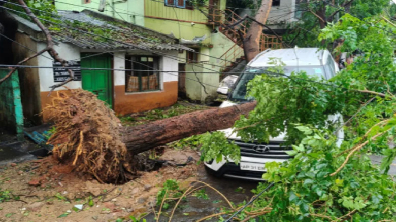 ভারতের অন্ধ্র প্রদেশে আঘাত হেনেছে ঘূর্ণিঝড় অর্ণব