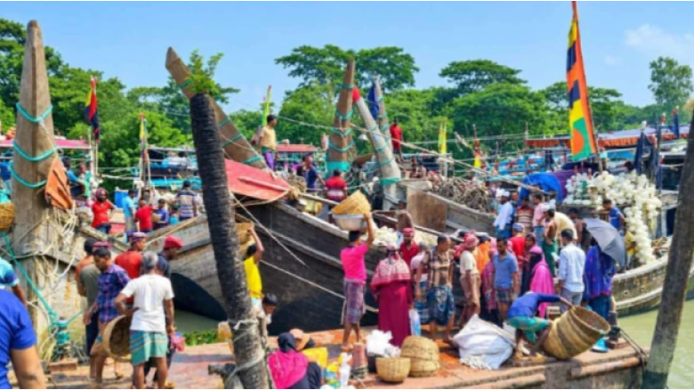 ২২ দিনের নিষেধাজ্ঞা শেষে সাগরে শত শত ট্রলার